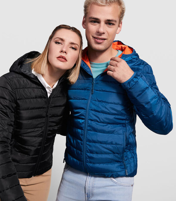 Manlig och kvinnlig modell i Norway isolerad jacka