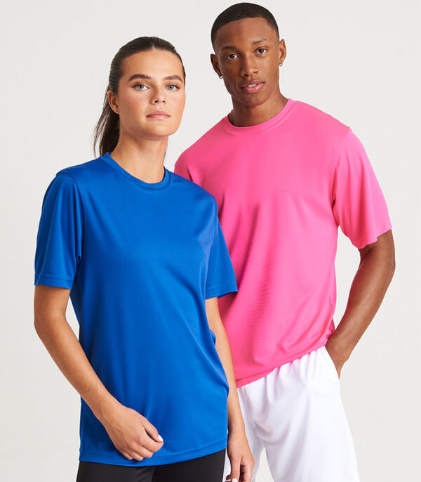 Manlig och kvinnlig modell i Sport T-shirt Unisex